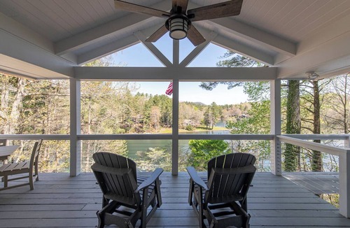 Lake Toxaway House | LAKEFRONT PROPERTY l DANCING BEAR
