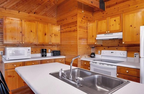 Byrdstown Cabin | Lakeside 3 bedroom chalet with hot tub at Safe Harbor Eagle Cove