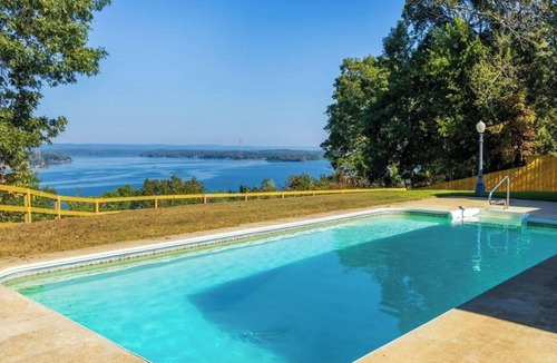 Harrison Cabin | Lakeside Cabin minutes from major wedding venues - POOL and 10 person swim spa