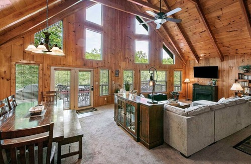 Flat Hollow Marina Cabin | Lakeside Lodge – Private Dock, Hot Tub, Fire Pit & 8 Kayaks