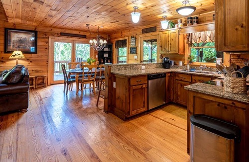 Topton Cabin | Lakeside Log Cabin in Topton, North Carolina, Perfect for Recharging your Batteries in Nature
