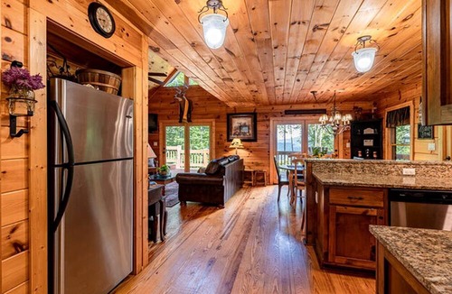 Topton Cabin | Lakeside Log Cabin in Topton, North Carolina, Perfect for Recharging your Batteries in Nature