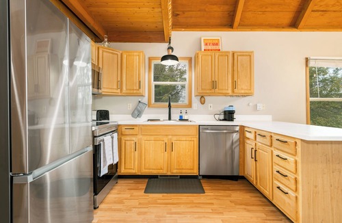Thayerville Ski Chalet | Lakeview Chalet + Hot Tub, 120” screen