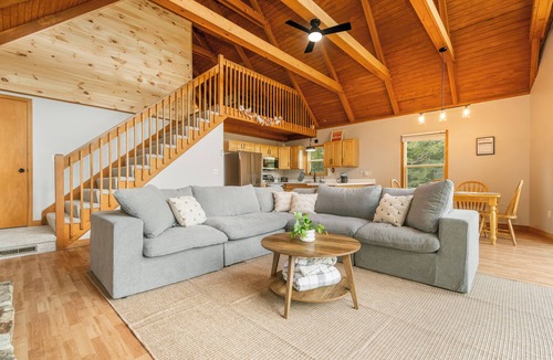 Thayerville Ski Chalet | Lakeview Chalet + Hot Tub, 120” screen