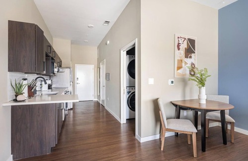 Springfield Apartment | Landing | Chic Studio, Rooftop Lounge, Gym