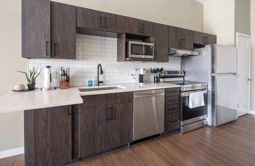 Springfield Apartment | Landing | Chic Studio, Rooftop Lounge, Gym