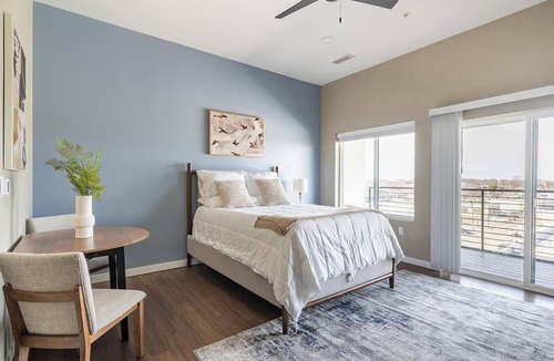Springfield Apartment | Landing | Chic Studio, Rooftop Lounge, Gym