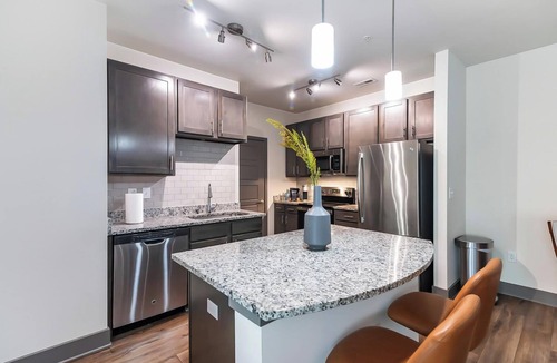 Hurstbourne Apartment | Landing | Modern 2BD, Clubhouse, Gym