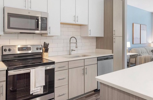 Charlotte Apartment | Landing | Spectacular 1BD, Pool, Gym