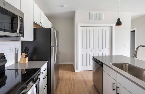 Knoxville Apartment | Landing | Spectacular 2BD, Gym