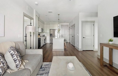 Edgehill Apartment | Landing | Spectacular 2BD, Courtyard, Yoga Studio