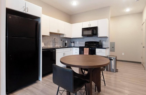 Pinch District Apartment | Landing | Stunning 1BD, Rooftop Lounge, Gym