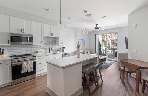 Edgehill Apartment | Landing | Stunning 1BD, Courtyard, Yoga Studio