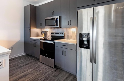 Coraopolis Apartment | Landing | Stylish 2BD, Courtyard, Clubhouse