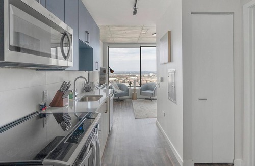 West End Apartment | Landing | Stylish Studio, Rooftop Lounge, Gym