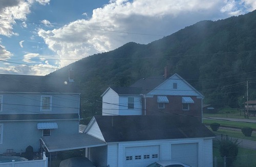 Charlton Heights House | Large 3 Mountain View 3BR · 10 min Hawks Nest · 25 min NRG
