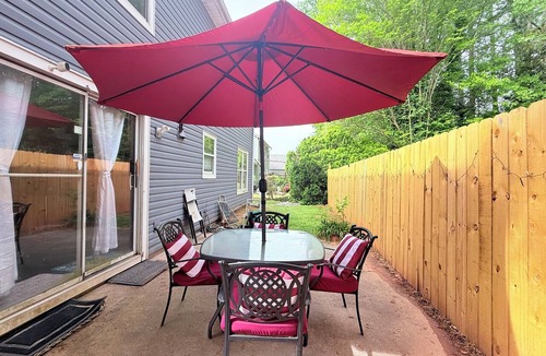 Duluth House | Large 3BR Home Atlanta Metro Fenced Yard Arcade Long & Short Stays