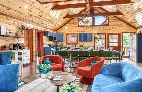 Caton Cabin | Large 8BR Paradise: All Ensuites, Pool, Themes, Spa, Golf, Games & EV Charging