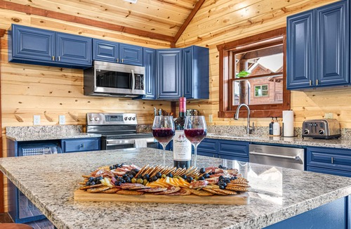 Caton Cabin | Large 8BR Paradise: All Ensuites, Pool, Themes, Spa, Golf, Games & EV Charging