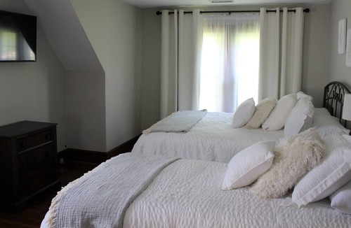 Tazewell House | Large bedroom sleeps 3 + within walking to Main St and area attractions.