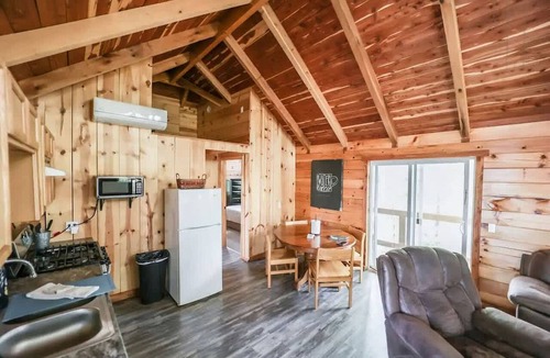 Columbia Cabin | Large Log Cabin with Private Deck near Cumberland Lake, Perfect for a Relaxing Weekend in Nature