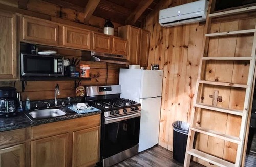 Columbia Cabin | Large Log Cabin with Private Deck near Cumberland Lake, Perfect for a Relaxing Weekend in Nature