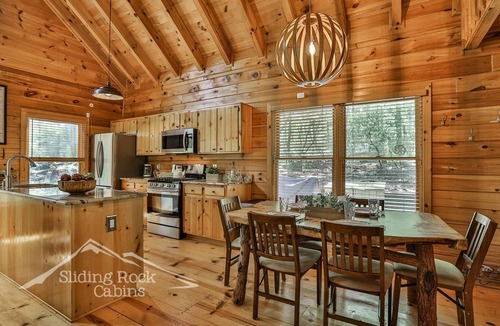 Ellijay Cabin | Laurel Overlook | No Pet Fees| Fenced yard | Sleeps 5 | Hot Tub