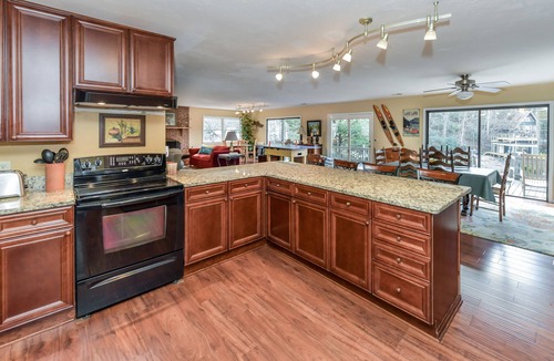 Sunset Cove House | Ledfords Landing Lakefront-Spectacular sunset & mountain views! Pontoon optional