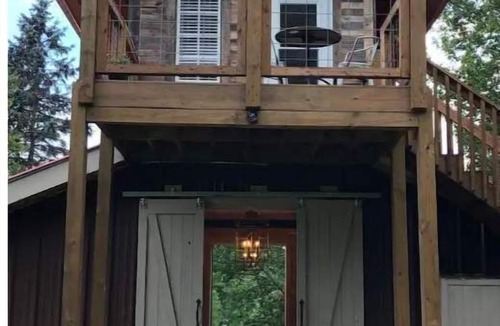 Altamont House | LINVILLE MOUNTAIN BARN LOFT on WEDDING VENUE, Hot Tub, FARM,close to attractions