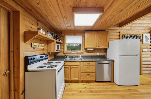 Knoxville Cabin | Little Joe Log Cabin, UTK/Neyland, Smokies, 16acres, FP, HotTub, Fishing, Pets