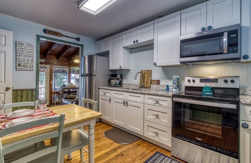 Dandridge Ski Chalet | Live Luv Lake, Hot Tub, Private Boat Dock, WIFI,$560 FREE tickets each paid day