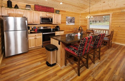 White Oak Lodge Cabin | Livin' Good - Hot Tub, Resort Pool & Single-Level Mountain Cabin