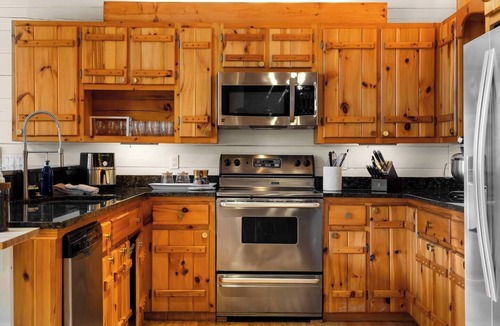 Burnsville Cabin | Log Cabin · 2BR · Black Mtn Views · Sleeps 5