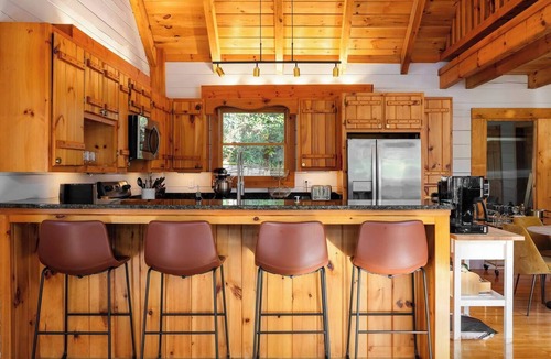 Burnsville Cabin | Log Cabin · 2BR · Black Mtn Views · Sleeps 5