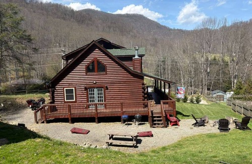 Waynesville Cabin | Log Cabin Mountain View