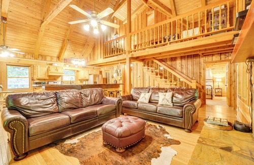 Wears Valley Cabin | Log Cabin w/Vaulted Great Room & Creek Near GSMNP