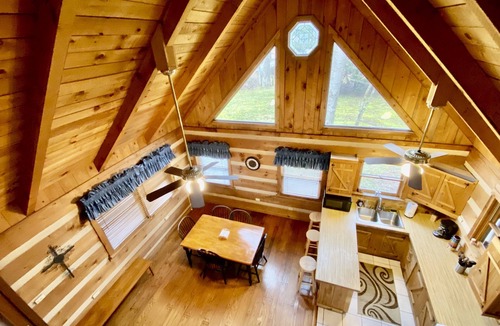 Townsend Cabin | Log Cabin, walk to National park trails and minutes from Gatlinburg with a view!