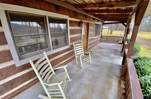 Townsend Cabin | Log Cabin, walk to National park trails and minutes from Gatlinburg with a view!