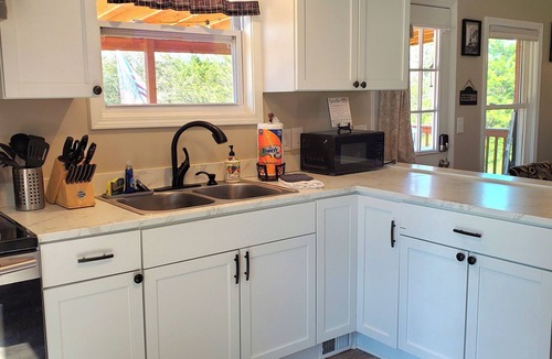 Kedron Cottage | London House Getaway @ Aly Farm–Relaxing Porch;Firepit;Long-Term Stays;Sleeps 4