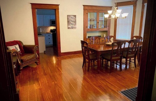 London Apartment | London Maisonette: Black Door Great space in a small town close to a big city!