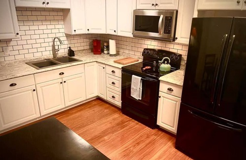 London Apartment | London Maisonette: Black Door Great space in a small town close to a big city!