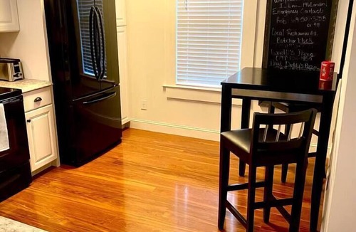 London Apartment | London Maisonette: Black Door Great space in a small town close to a big city!