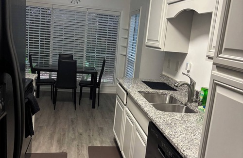 Peachtree Corners Condo | Lovely 2-bedroom condo with AC in peaceful Norcross