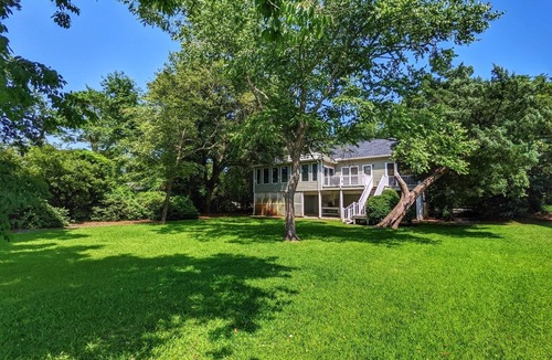 North Litchfield Beach House | Lovely beach home in N Litchfield on Flagg Lake.
