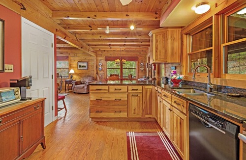 Lake Lure Cabin | Lucky Enough-Dog Friendly 3bd/2ba resort access- Mr Lake Lure Vacation Rentals -