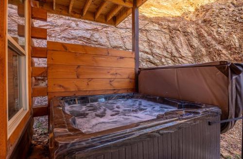 Pigeon Forge Apartment | Luxe 5BR Cabin, Hot Tub, Theater & Game Room 1mi to the Strip! 4mi to Dollywood