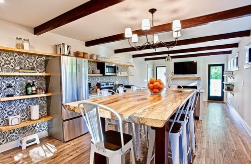 Black Mountain House | Luxe DT Experience: 5 Star Beds | Chef's Kit & Spa