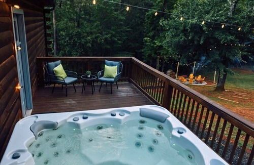 Dahlonega Cabin | Luxe Lodge Escape - Hot Tub-Outdoor Movies-Game Room-Fire Pit