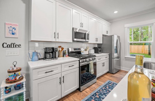 Charleston House | Luxe Retreat | Near DT & Beaches | 4 BR, 10 Guests
