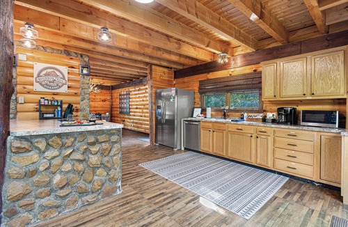 Shepherdsville Cabin | Luxe Speakeasy Cabin 5BR/3.5BA/Bourbon Trail/Hot Tub/Golf/Bernheim Forest